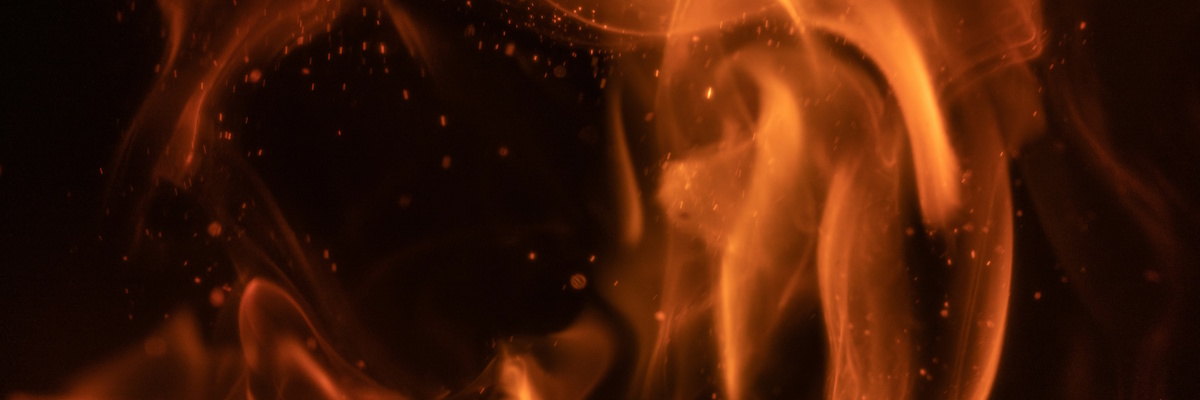 Ein Feuer in der Dunkelheit, das Agni, das Verdauungsfeuer im Ayurveda, symbolisiert