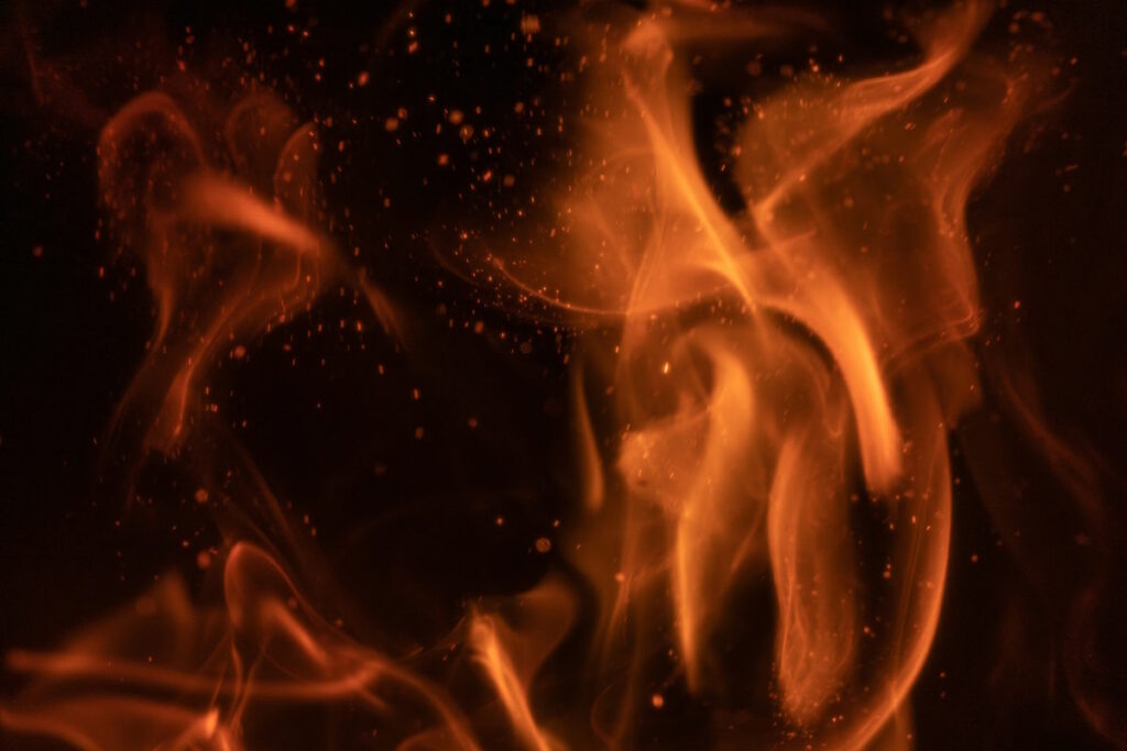 Ein Feuer in der Dunkelheit als Symbolbild für Agni, das Verdauungsfeuer im Ayurveda