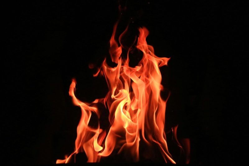 Ein Feuer in der Dunkelheit symbolisiert Agni, das ayurvedische Verdauungsfeuer