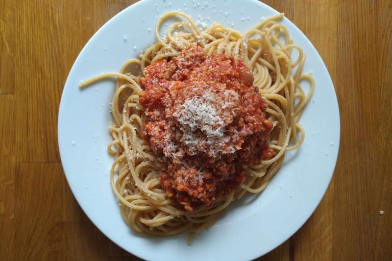 Spaghetti mit Linsenbolognese und Parmesan ist schwer vedaulich, deshalb braucht es ein starkes Agni, Verdauungsfeuer